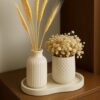 Vases blancs et fleurs séchées